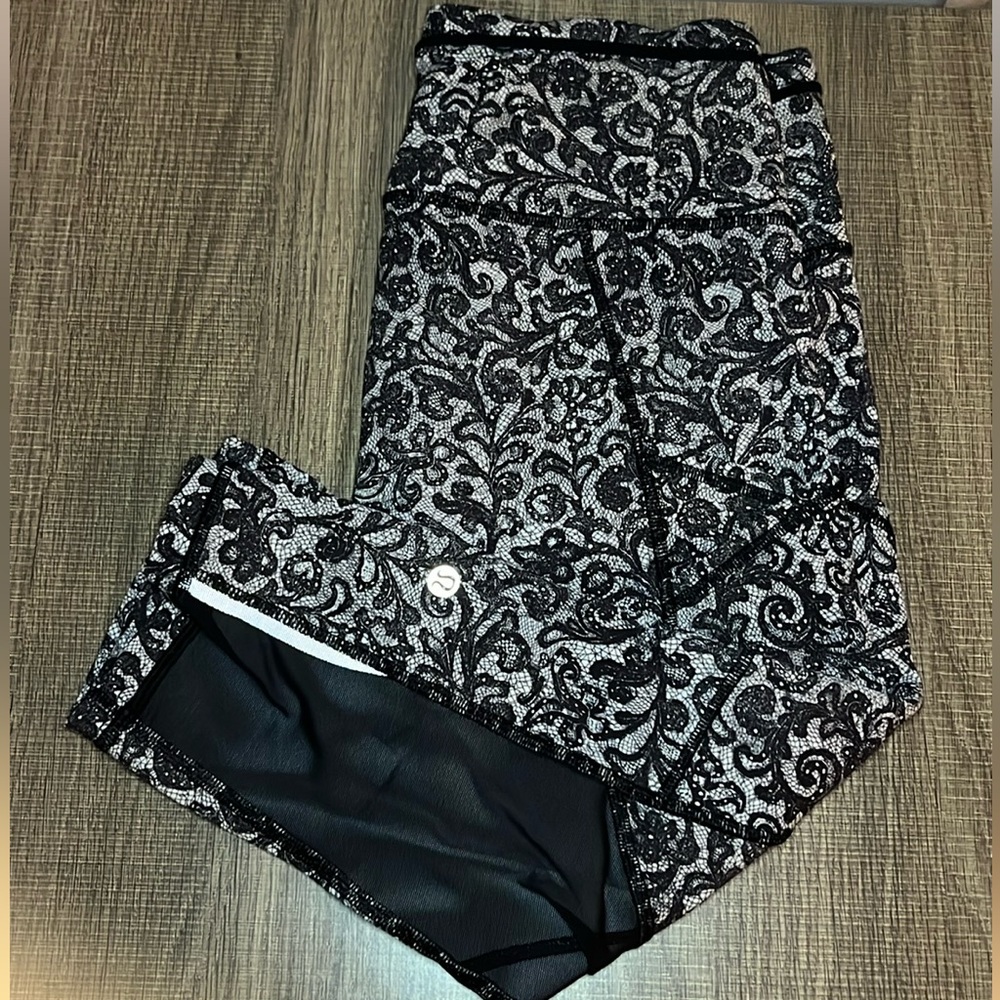 Lululemon Outrun 17" Crop Size 8